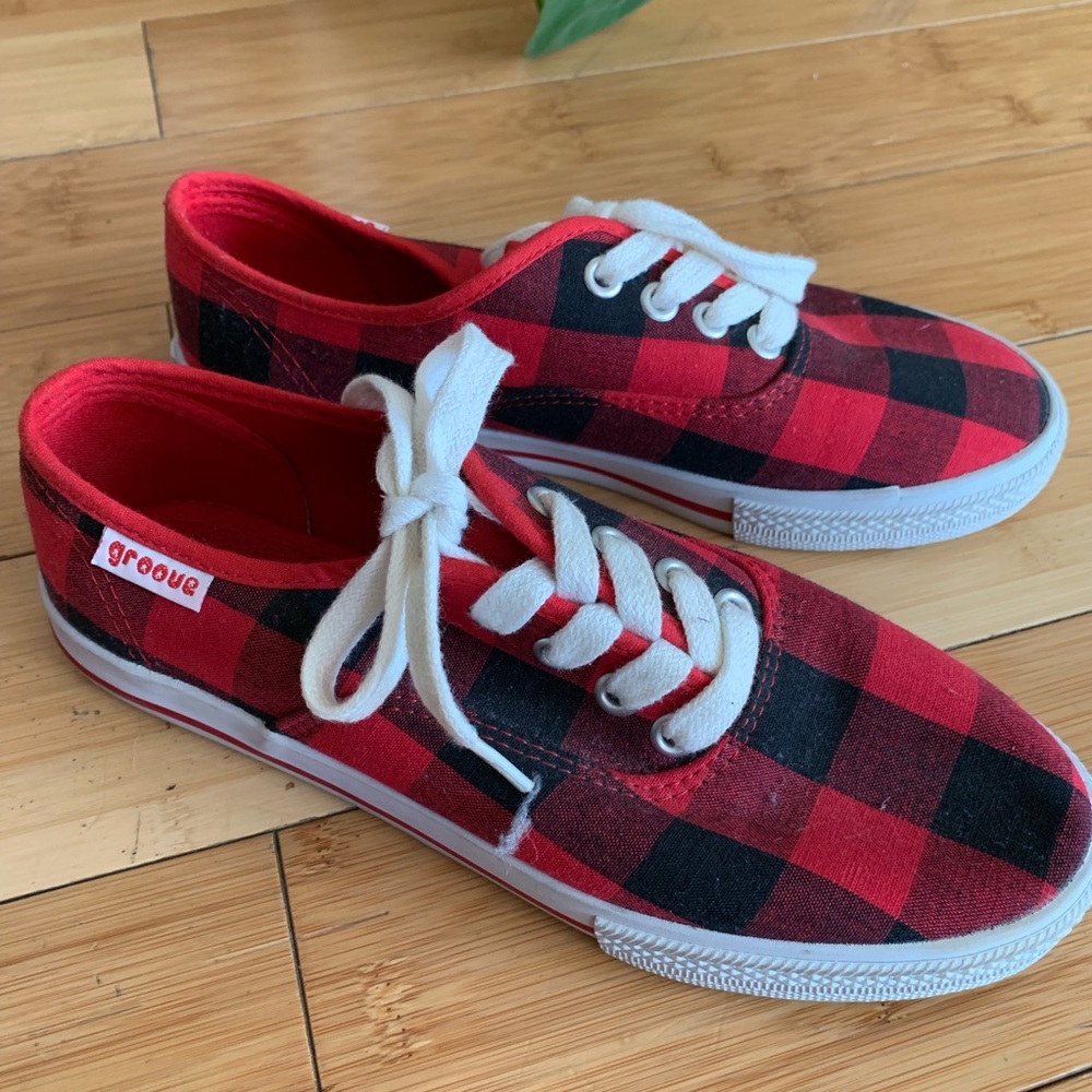 Tennis shoes